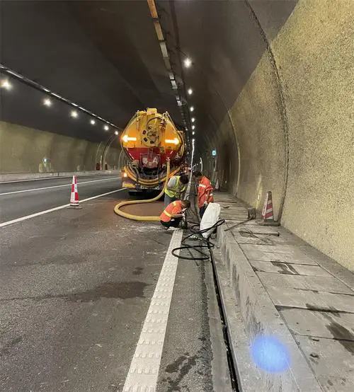 源汇隧道排水渠清淤